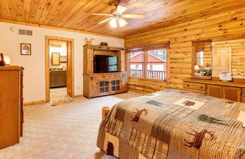 Spacious Log Home with 13 Acres, Ponds and Fire Pit! - Foto 12