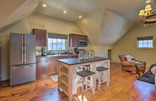 Luxe Green Barn Near Skiing with Mt Equinox Views! - Foto 12