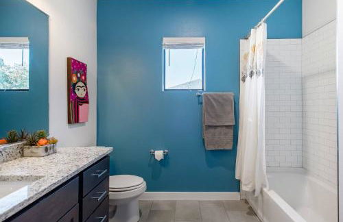 Explore the River Walk from Artsy Designer Retro Chic Home - Foto 22