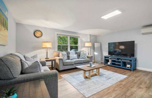 Relaxing Retreat just Minutes to Beach - Foto 7