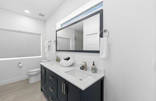 Blue Pearl New Waterfront Haven with Heated Pool ,70 Foot Dock, and More! - Foto 45