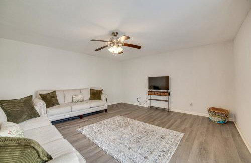 DFW Home Base! Quiet Suburb Stay with Yard - Foto 10