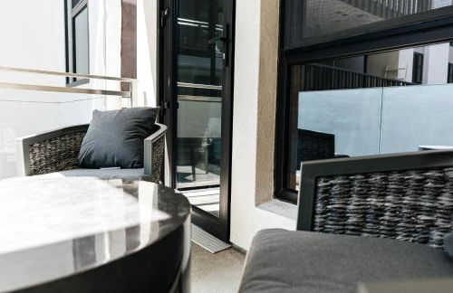 Stunning 2BR apartment steps from Santa Monica pier - Photo 27