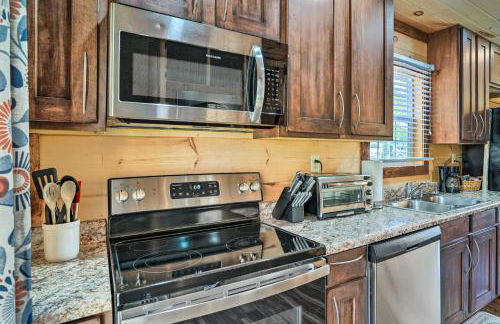 10 Mi to Drive-In Lakefront Trenton Cabin! - Foto 10