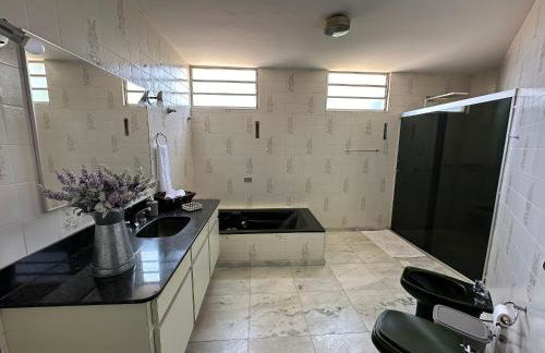 Casa com Piscina no Centro - 13 pessoas - Churrasqueira - Elegante - Foto 5