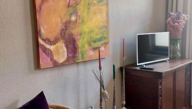 FeWo mit 3 SZ, direkte Innenstadtlage, Südterrasse, Parkplatz auf dem eigenem Privatgrundstück, 2x E-Bike und E-Autoladesäule inklusive, Konzertkirche, Schauspielhaus, FH, Jahnsportforum sowie der Tollensesee sind fußläufig in ein paar Minuten erreichbar - Foto 2