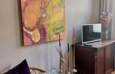 FeWo mit 3 SZ, direkte Innenstadtlage, Südterrasse, Parkplatz auf dem eigenem Privatgrundstück, 2x E-Bike und E-Autoladesäule inklusive, Konzertkirche, Schauspielhaus, FH, Jahnsportforum sowie der Tollensesee sind fußläufig in ein paar Minuten erreichbar - Foto 2