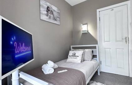 Sleek Skyward Serenity 2bed w Pool Table - Ystrad - Foto 9