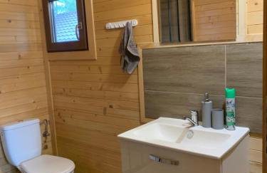 Domek nad jeziorem Wilczyńskim dla czterech osób, sypialnia z łożem małżeńskim oraz salon z rozkładanym narożnikiem - Photo 9