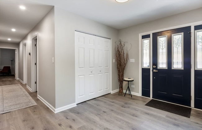 Luxury Waterfront Lakehouse With Private Dock Views - Photo 10