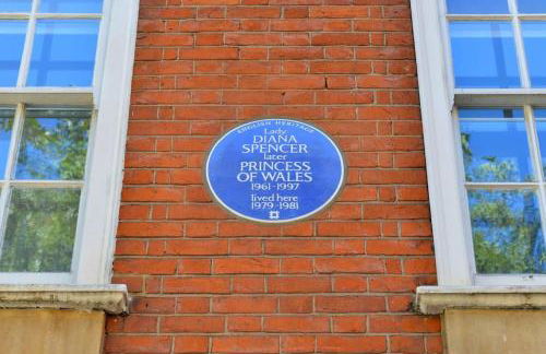 Charming Home with Private Balcony, on 1st floor, with 2 Bathrooms, 3 min walk to Earl's Court Station - Photo 40