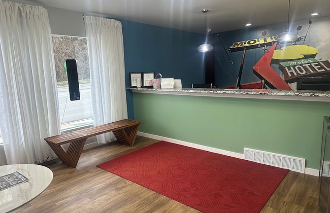 Lighthouse Inn & Suites - Photo 2