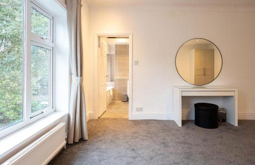 Pillo Rooms - Spacious 4 Bedroom Detached House close to Heaton Park - Foto 45