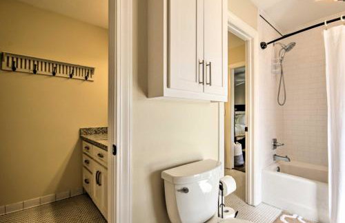 Luxe Lakefront Apartment w/ Shared Pool & Dock! - Foto 20