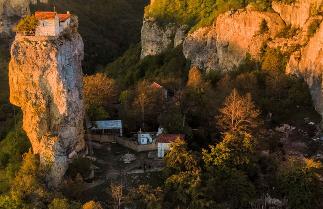 Katskhi Pillar, Chiatura & Mghvimevi Monastery Day Trip - Foto 1