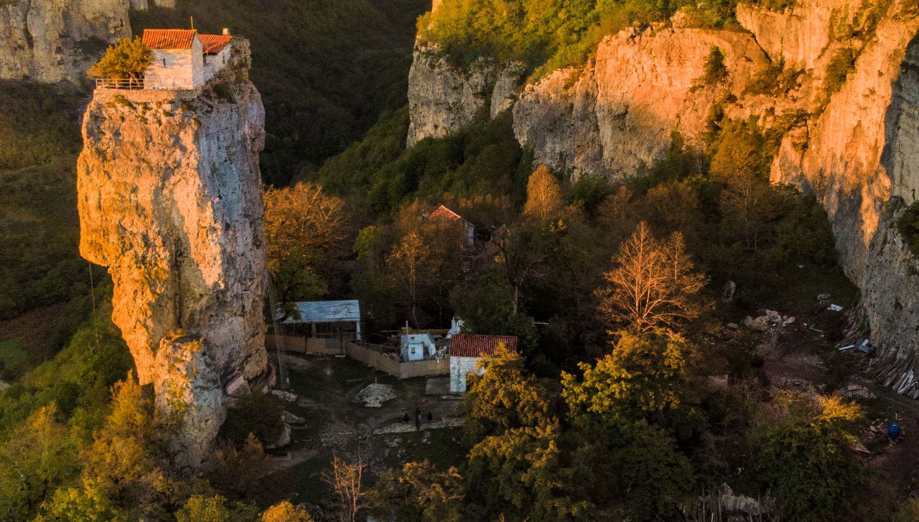 Katskhi Pillar, Chiatura & Mghvimevi Monastery Day Trip - Foto 1