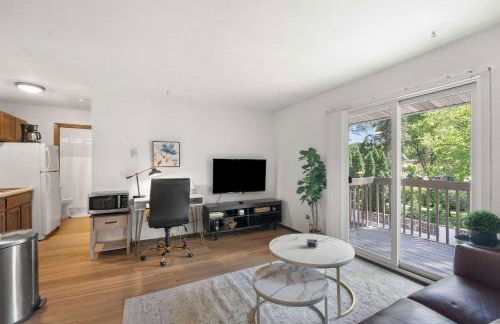 Workspace with Desk & Walkable to hospital & campus - Photo 4