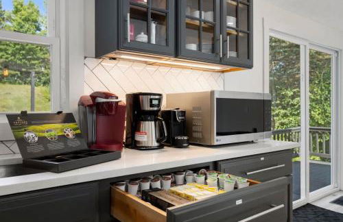 *NEW* Large Backyard ~ Game Room ~ Firepit ~ Lake - Foto 19