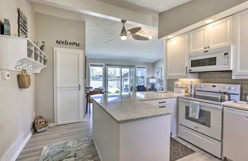 Lakefront Bellevue Home Private Beach and Fire Pit! - Foto 11