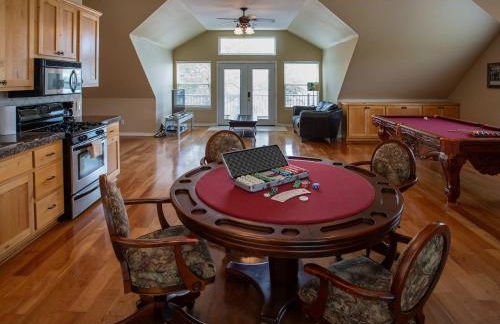 Lakefront 6BR Retreat w Dock & Game Room - Foto 42