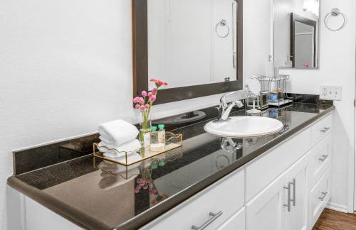 Luxury Pool View Spa Suite-Massage Chair-Steam Sauna-Welcome Champagne ! - Foto 46