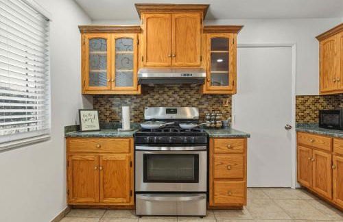 Spacious 4BR House Free Parking w Backyard BBQ - Foto 12