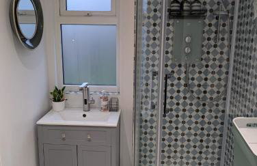 Stylish central Horsham residence with parking and hot tub - Foto 22