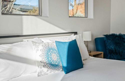 Timber & Tin D 2Bed 2Bath w Pool & Rooftop Deck - Foto 37