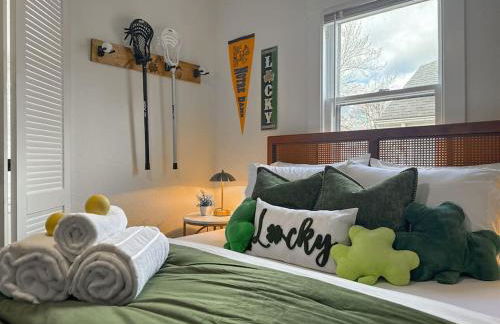 Step into School Spirit at the Golden Dome Getaway - Foto 23