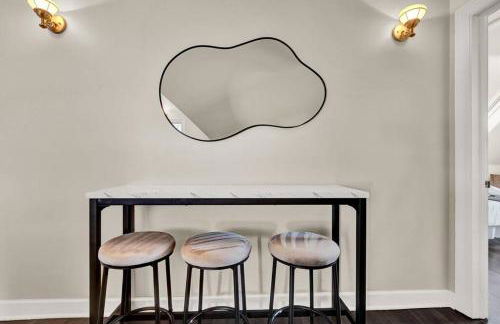 NEW! Fun & style Eastside MKE Best Day Townhouse - Foto 13