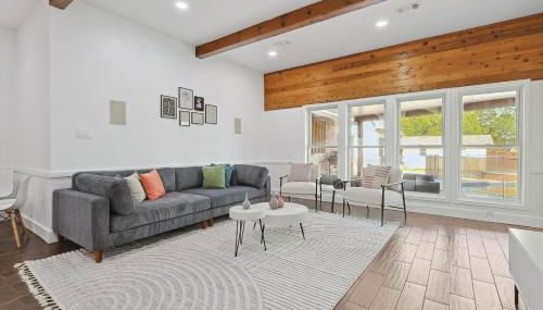 Gorgeous 4BR Holiday Home with Huge Yard and Pool - Foto 4