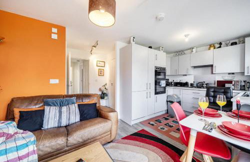 Bright 4 Bedroom Home in Walsall, Free Parking and for EVs - Foto 52