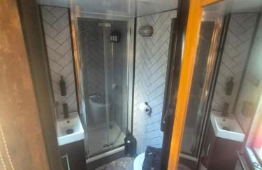 Brewers Bolt Cozy Unique Shepherds Hut - Hot Tub! - Photo 9