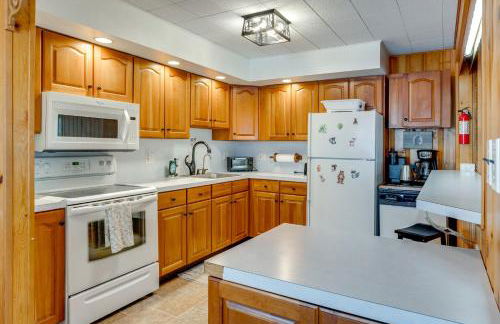 Game Room, Hot Tub and Fire Pit Pocono Lake Escape! - Foto 9