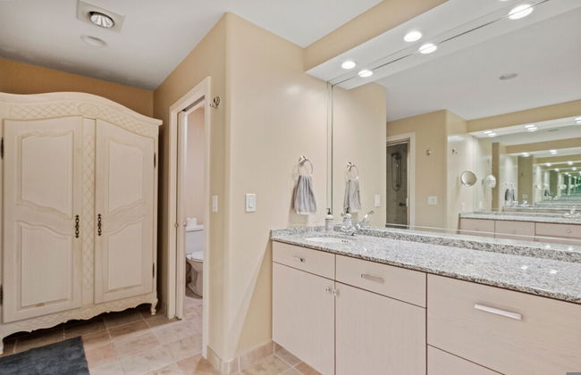 Massive Home w Sauna Pools Hot Tub Fireplaces - Photo 35