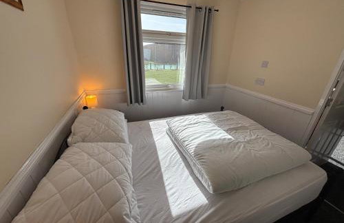 116, Two bed Chalet on California Sands Holiday Park - Sleeps 5, pet friendly, includes FREE pool passes, Free Entry to Clubhouse - plus Electric, WiFi, bed linen and towels all included - only 300m from the beach! - Photo 11