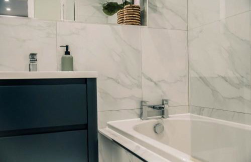 Stylish 2 Bed City Centre Apartment with Parking - Photo 41