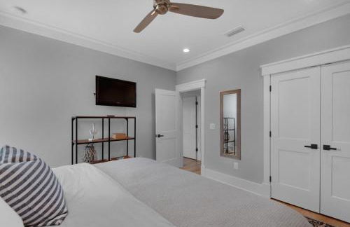 Golf Cart, 3 King Beds, Covered Rooftop Area, Half Mile to Beach! - Foto 31