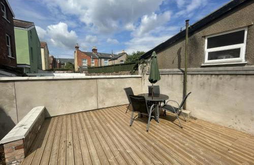 Restful Harbourside Apartment with Garden - Foto 31