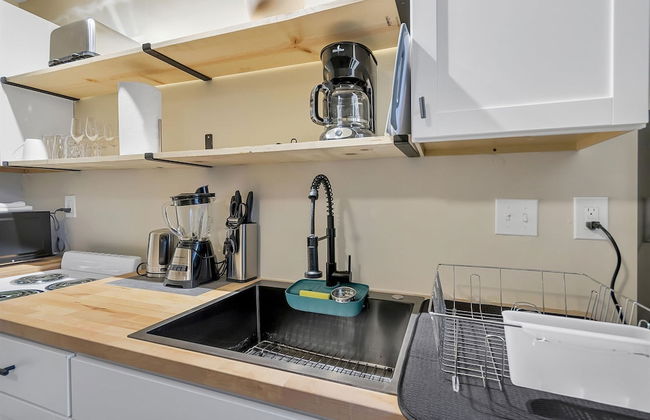 Modern Studio Apartment With Queen Bed - Photo 11