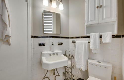 Cozy and Modern Norcross Hideaway with Covered Porches - Foto 16