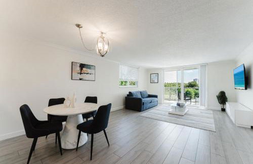 Modern Two Bedroom Suite with 2 King Beds Pool and Steps from the Beach - Foto 7