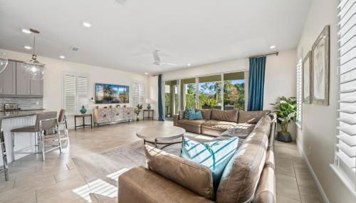 Epic Playhouse Getaway - Castle & Superhero Bunks Theater Private Pool No Rear Neighbors - Foto 3