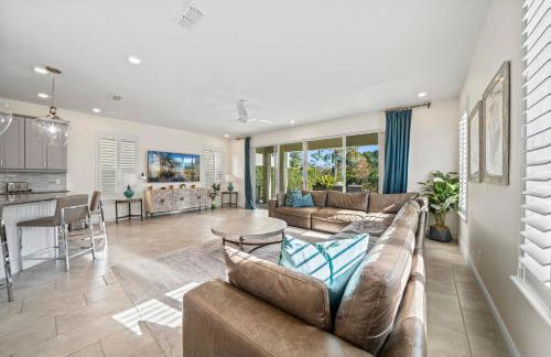 Epic Playhouse Getaway - Castle & Superhero Bunks Theater Private Pool No Rear Neighbors - Foto 3