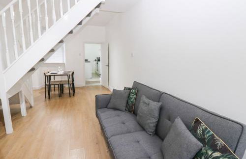 Holly House - Photo 6