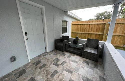 Stylish Chic King Bed Ybor DT - Foto 16