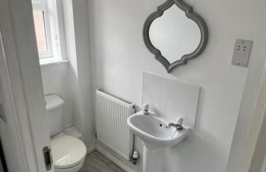 5 bedroom 3 Bathroom townhouse,Parking, Netflix, Pool table, Wifi,Nr Sandwell Hospital and train station - Foto 15