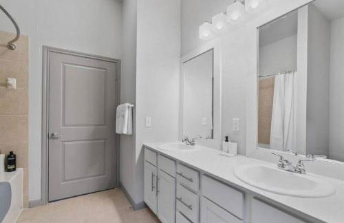 Modern Austin 2BR 2B Unit with Pool, Parking & WiFi - Photo 23