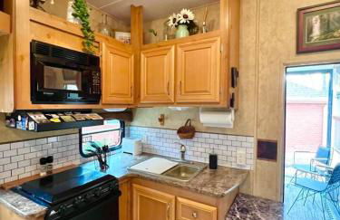 The Glamper Spacious 5th Wheel - Foto 17