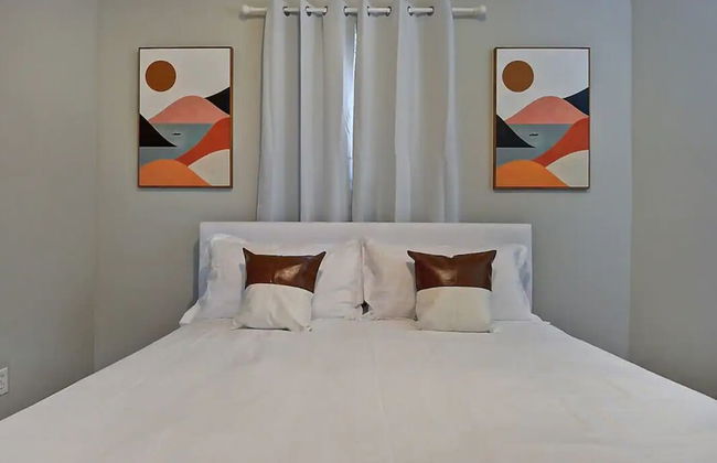 Spacious 6BR/3BA House w/ Parking! Sleeps 20! - Foto 31